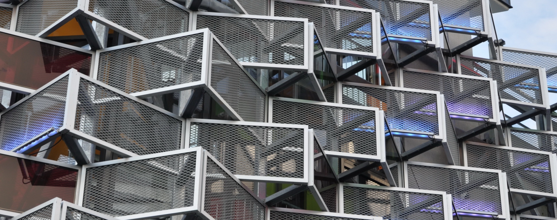 建筑装饰孔钢板网安装在建筑外墙。
