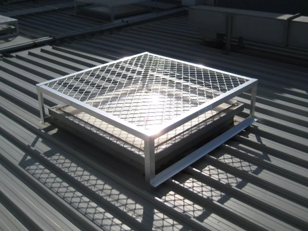 一个方形的钢板网网罩罩在屋顶的天窗位置。