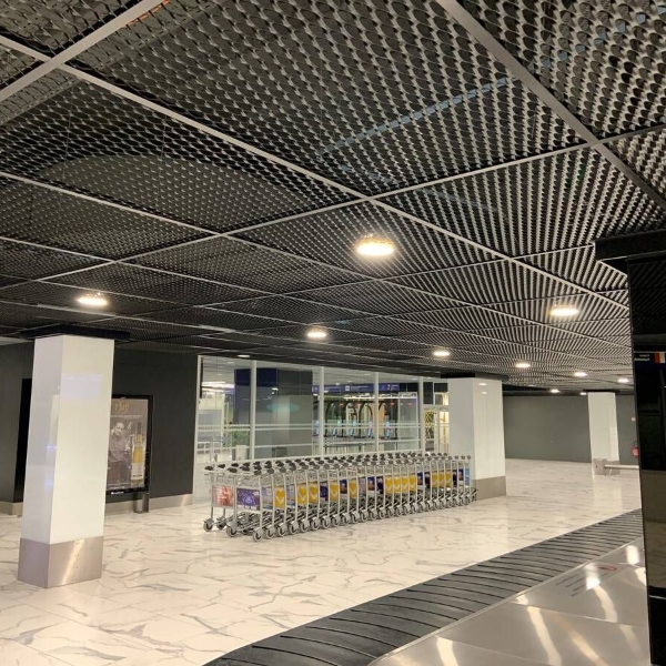 机场内安装着钢板网天花板