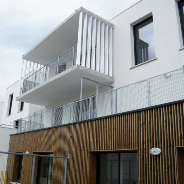 建筑阳台位置安装着钢板网填充板的栏杆。