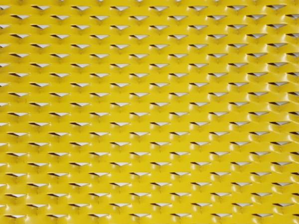 黄色的三角网孔的装饰钢板网。