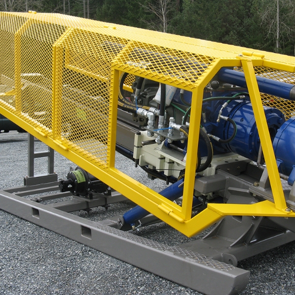 黄色的钢板网防护罩安装在钻井设备上。