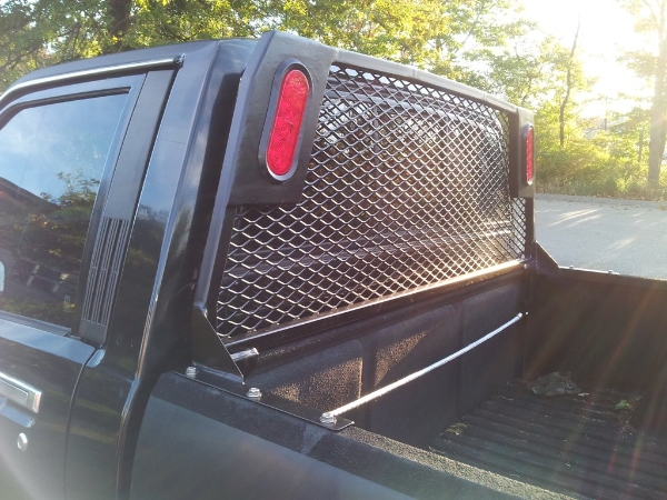 钢板网作为卡车驾驶室的保护装置安装在后面的玻璃外面。
