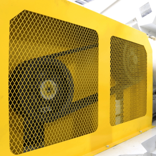 黄色的钢板网防护罩安装在机械设备的皮带轮部位。