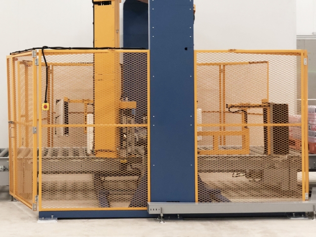 钢板网防护网安装在生产机械的外围。