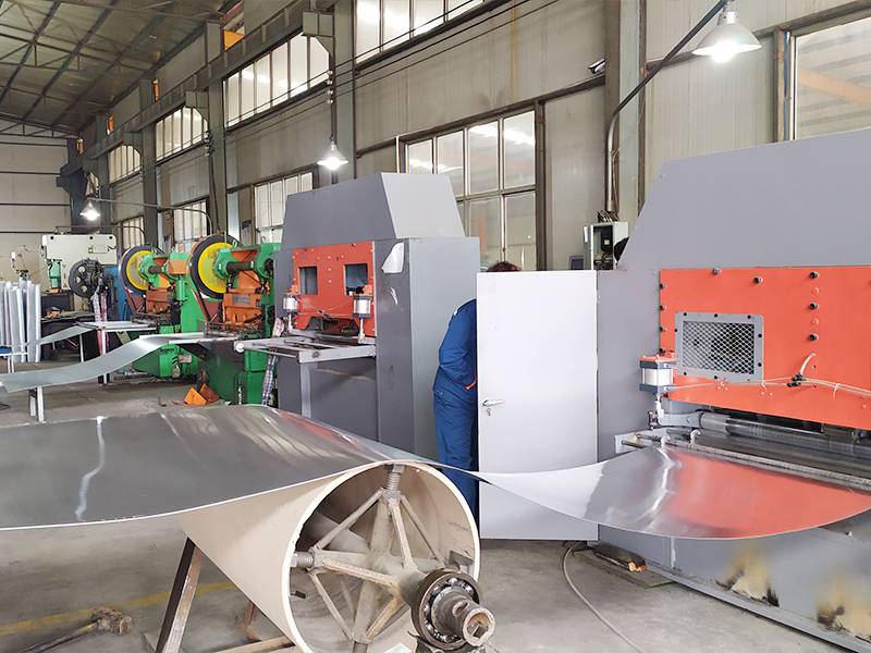 工厂内多台钢板网生产设备正在进行生产。