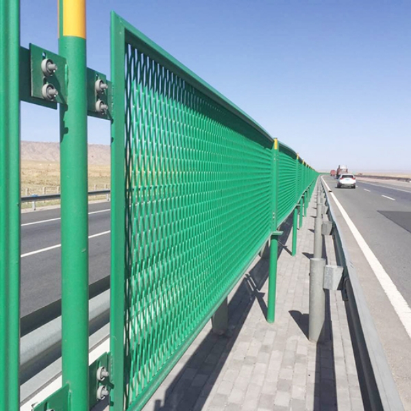 绿色的带边框钢板网安装在道路一边。