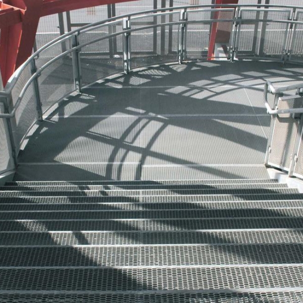 钢板网格栅用在工业平台和楼梯上。