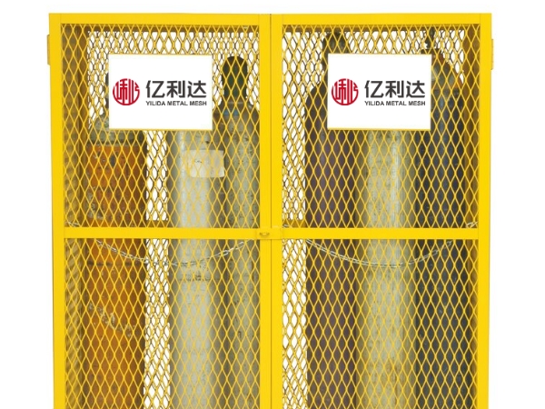 多个气瓶放在黄色的钢板网储物笼里面。