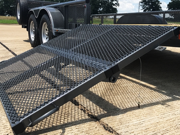 黑色的钢板网拖车坡道安装在拖车上。