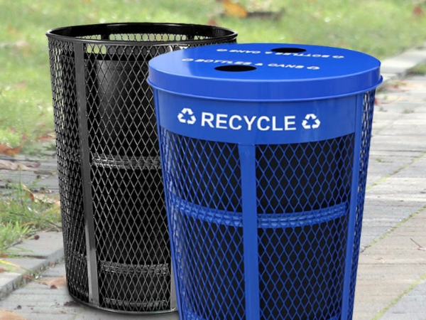 一个黑色和一个蓝色的钢板网材料的垃圾桶。