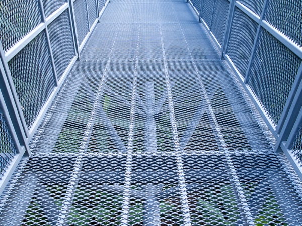 高架桥上的钢板网人行通道。