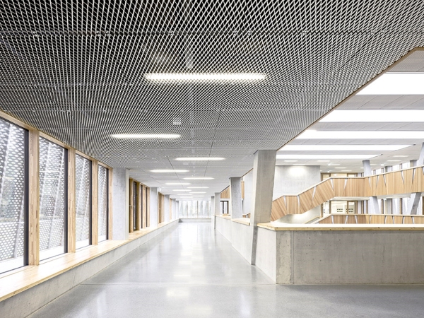 灯具与钢板网天花板的结合。