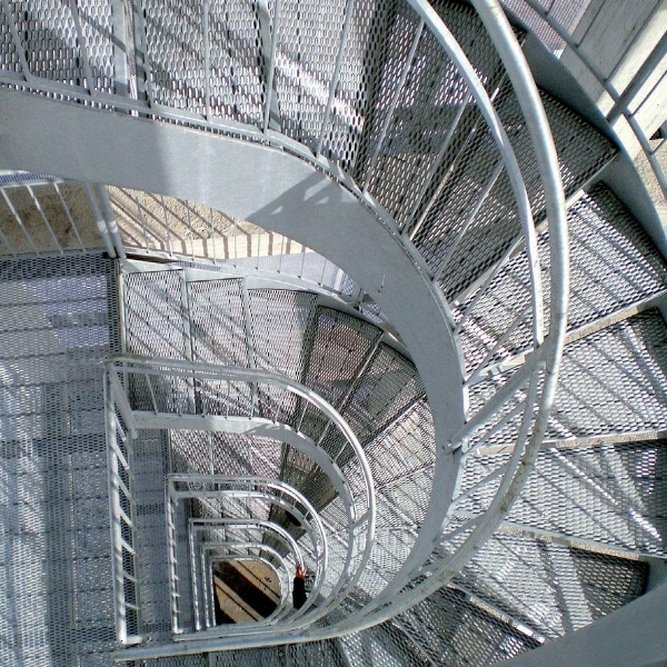 钢板网格栅用在旋转楼梯上。