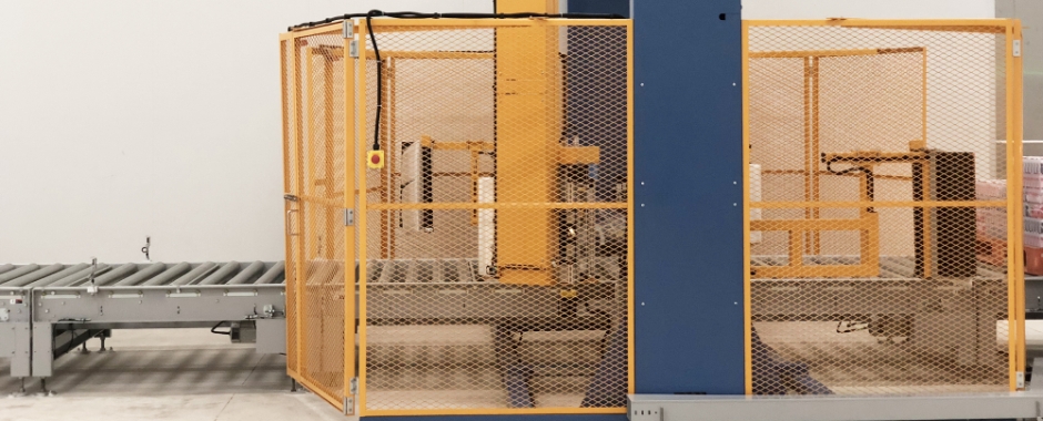 机械设备周围安装着黄色的钢板网防护网。