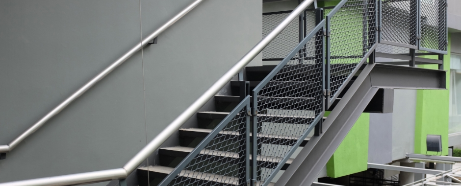 钢板网用在户外楼梯的栏杆上。